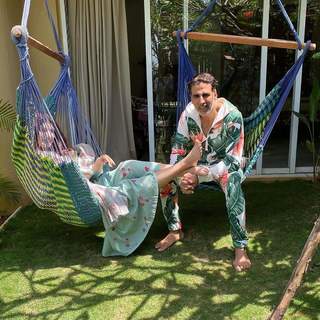 Twinkle Khanna feet photo thumbnail