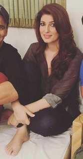 Twinkle Khanna feet photo thumbnail