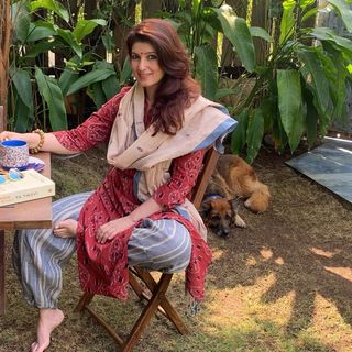 Twinkle Khanna feet photo thumbnail