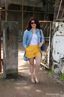 Twinkle Khanna feet photo thumbnail