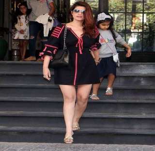 Twinkle Khanna feet photo thumbnail