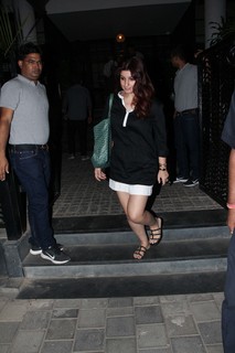 Twinkle Khanna feet photo thumbnail