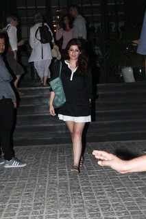 Twinkle Khanna feet photo thumbnail