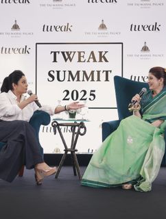 Twinkle Khanna feet photo 6