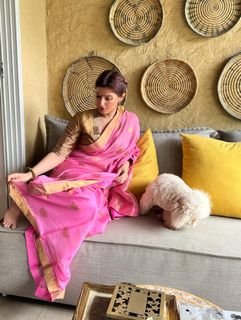 Twinkle Khanna feet photo 5