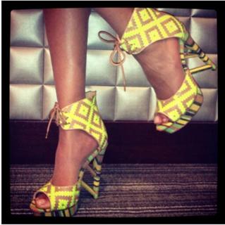 Tyra Banks feet photo thumbnail