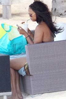Tyra Banks feet photo thumbnail
