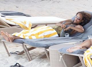 Tyra Banks feet photo thumbnail