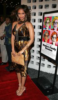 Tyra Banks feet photo thumbnail