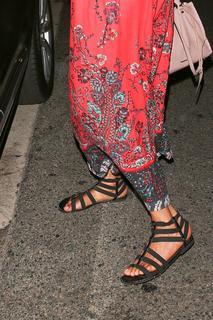 Tyra Banks feet photo thumbnail