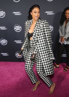 Tyra Banks feet photo thumbnail