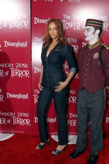 Tyra Banks feet photo thumbnail