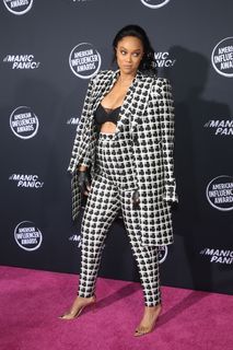 Tyra Banks feet photo thumbnail