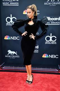 Tyra Banks feet photo thumbnail