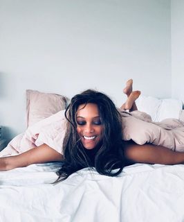 Tyra Banks feet photo thumbnail