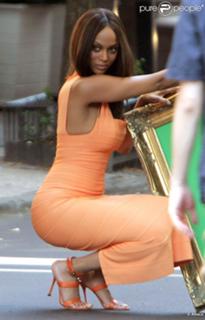 Tyra Banks feet photo thumbnail