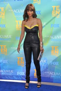 Tyra Banks feet photo thumbnail