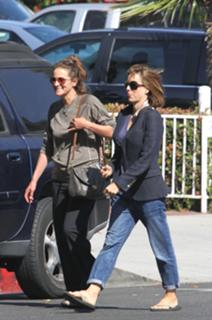 Téa Leoni feet photo thumbnail