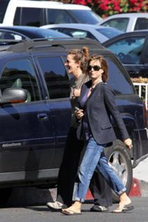 Téa Leoni feet photo thumbnail