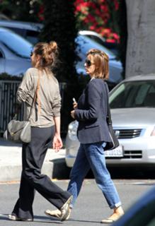 Téa Leoni feet photo thumbnail
