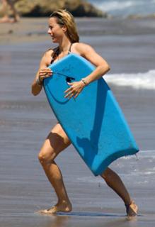 Téa Leoni feet photo thumbnail