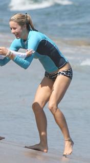 Téa Leoni feet photo thumbnail
