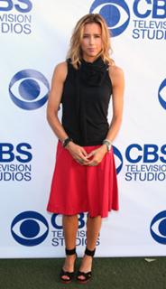 Téa Leoni feet photo thumbnail