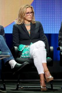 Téa Leoni feet photo thumbnail