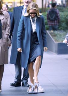 Téa Leoni feet photo thumbnail