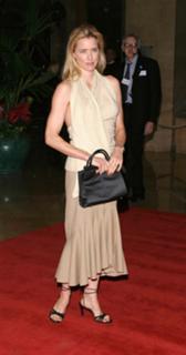 Téa Leoni feet photo thumbnail