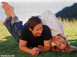 Téa Leoni feet photo thumbnail