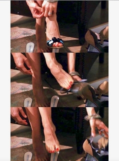 Téa Leoni feet photo thumbnail