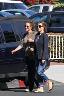 Téa Leoni feet photo thumbnail