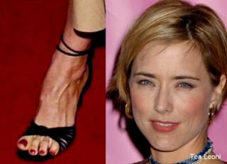 Téa Leoni feet photo thumbnail