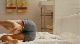 Téa Leoni feet photo thumbnail