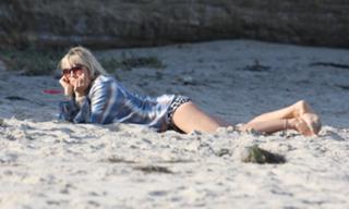 Téa Leoni feet photo thumbnail