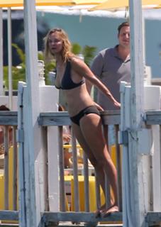 Uma Thurman feet photo thumbnail
