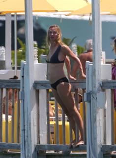 Uma Thurman feet photo thumbnail