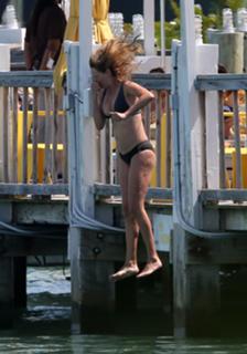 Uma Thurman feet photo thumbnail