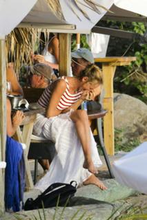 Uma Thurman feet photo thumbnail
