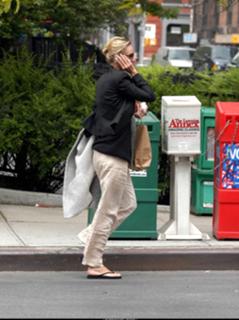 Uma Thurman feet photo thumbnail