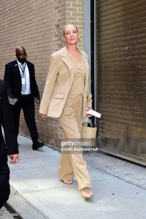 Uma Thurman feet photo thumbnail