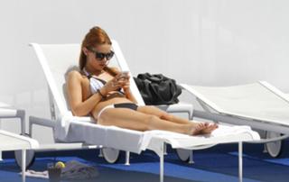 Una Healy feet photo thumbnail
