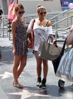 Una Healy feet photo thumbnail