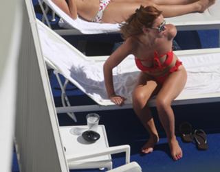 Una Healy feet photo thumbnail