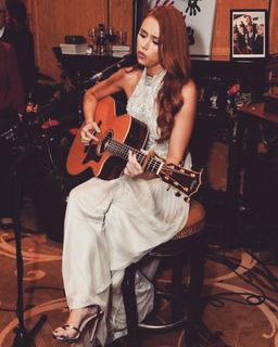 Una Healy feet photo thumbnail