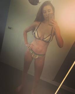 Una Healy feet photo thumbnail