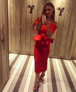 Una Healy feet photo thumbnail