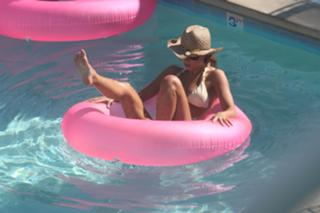 Una Healy feet photo thumbnail