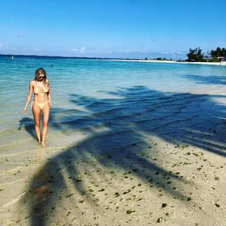 Una Healy feet photo thumbnail